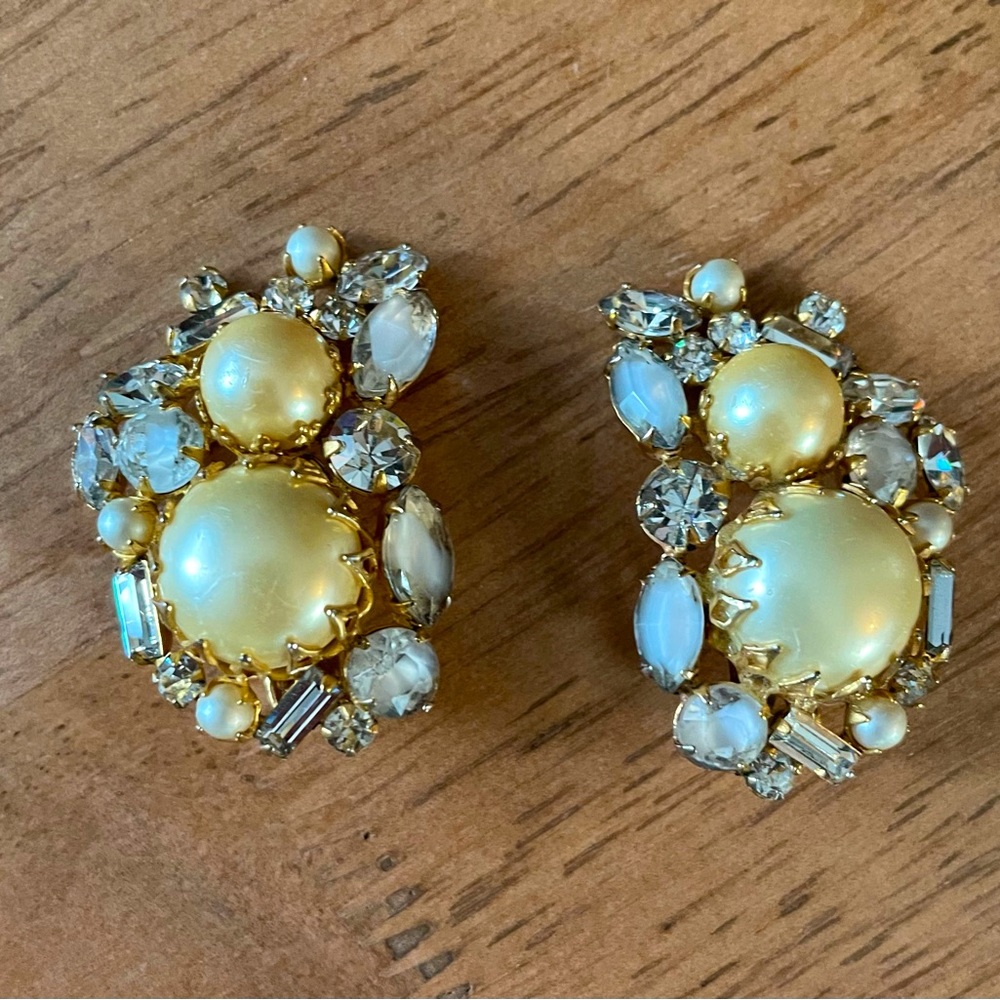 Beautiful vintage clip on earrings